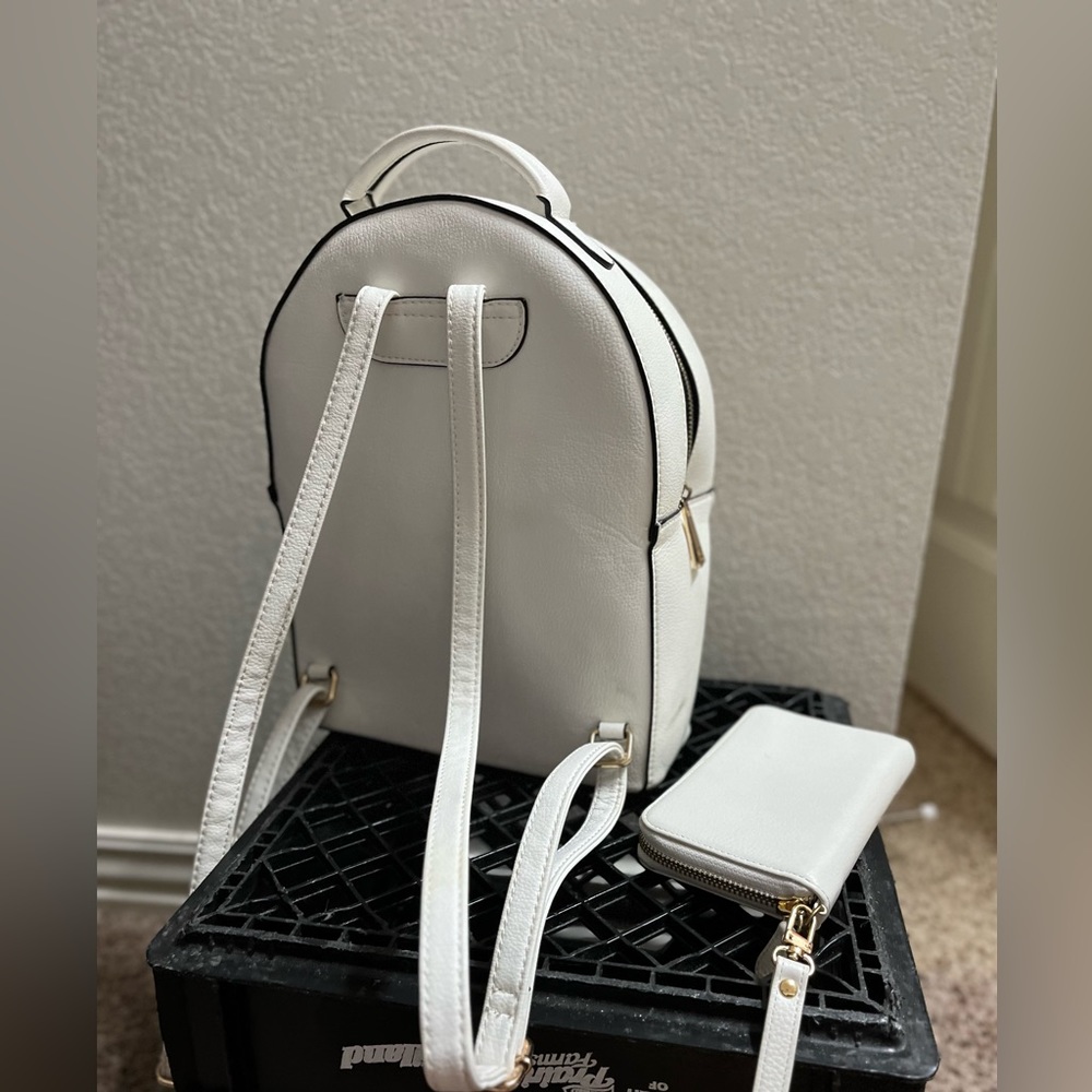 Backpack - Picture 4 of 4
